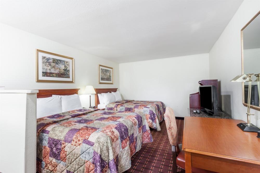 Rodeway Inn Cadiz Exterior photo