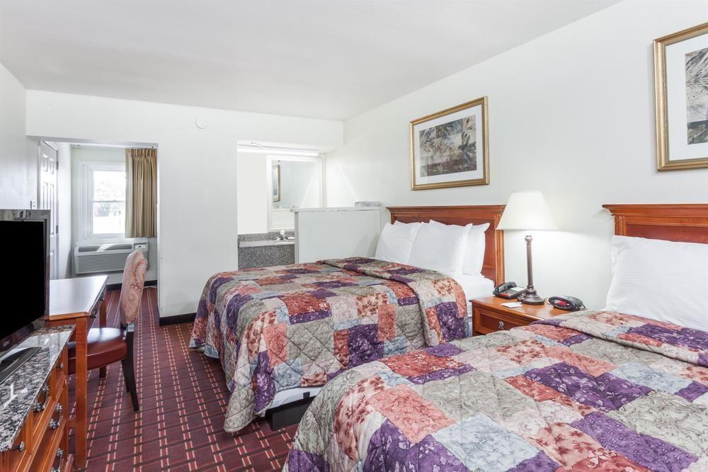 Rodeway Inn Cadiz Exterior photo